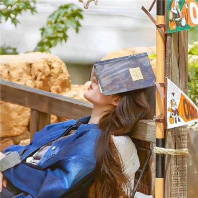 孤独地躲在墙角画圈圈